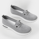 Lightweight sports shoes with a flexible sole