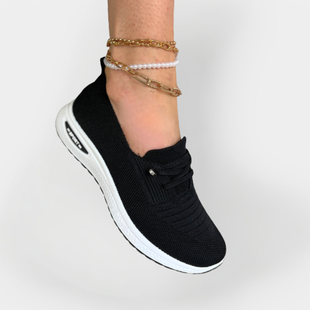Lightweight sports shoes with a flexible sole