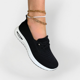 Lightweight sports shoes with a flexible sole